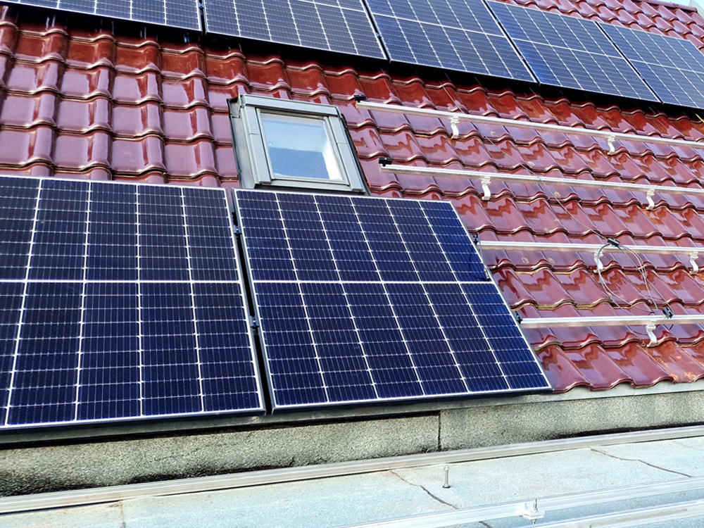 Solarinstallation auf einem Dach in Halle